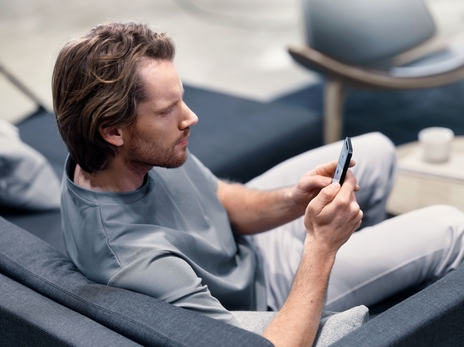 正在看手机的欧美帅哥图片