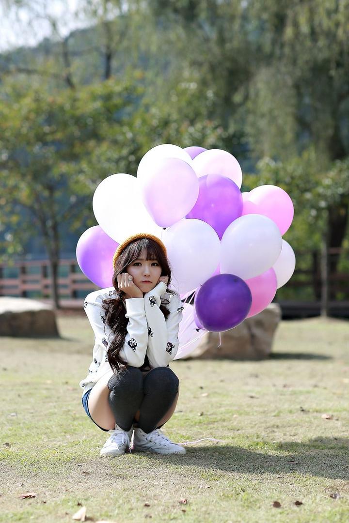 蹲在地上韩国美女明星李恩慧写真