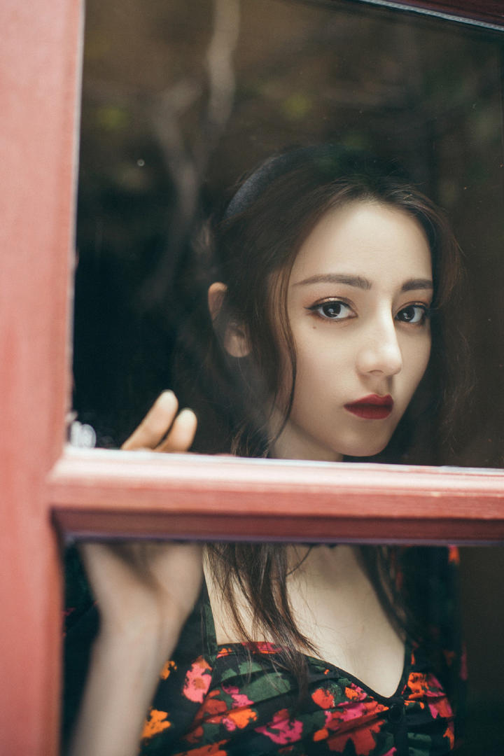 女神迪丽热巴花裙性感写真图片