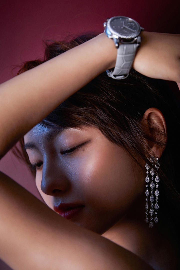 戴着手表的美女明星张嘉倪图片