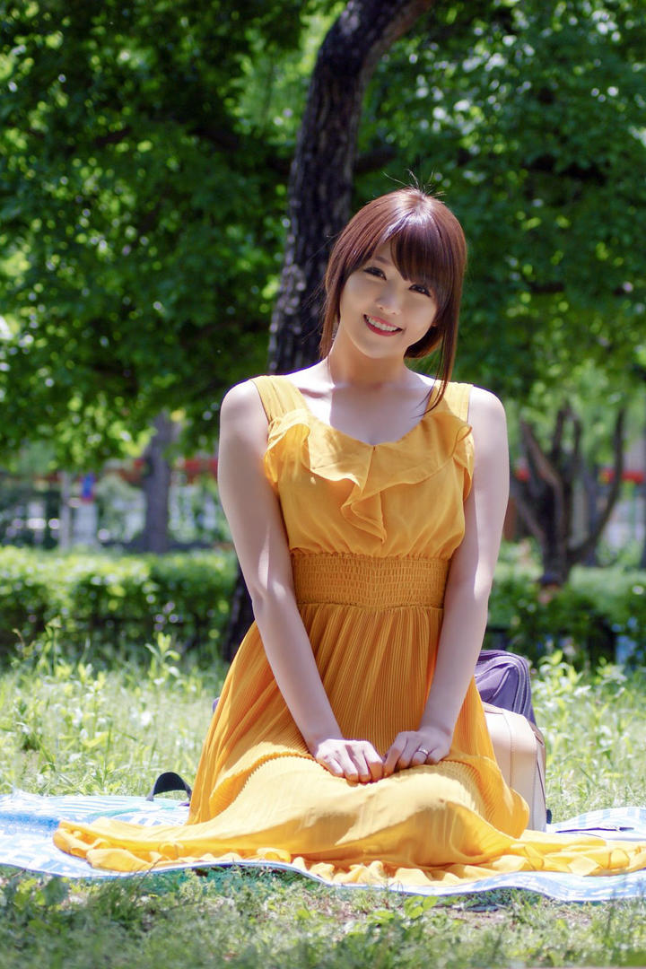 坐在草地上的韩国清纯美女写真