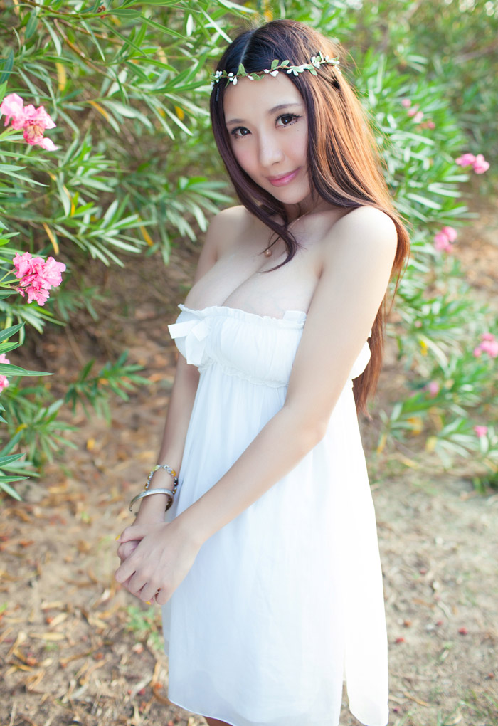 花环女神三亚海边巨乳写真拍摄