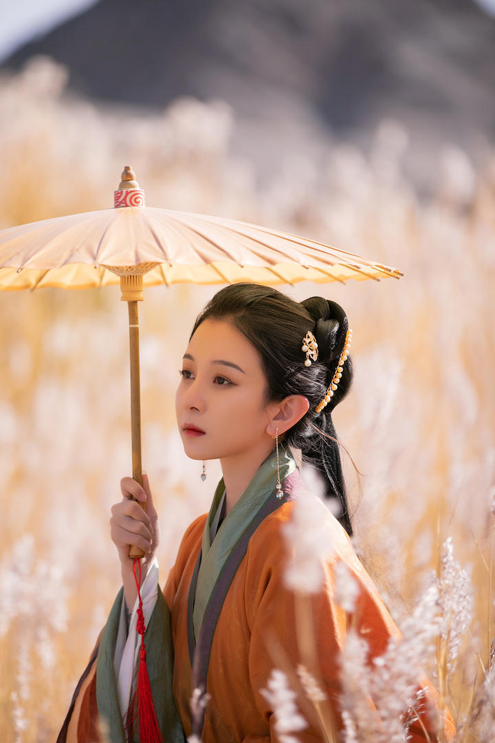 草丛中的中国古典美人艺术摄影图片