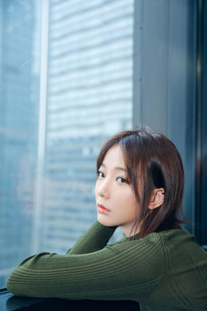 趴在窗户上的忧郁美女明星王珞丹高清壁纸大全