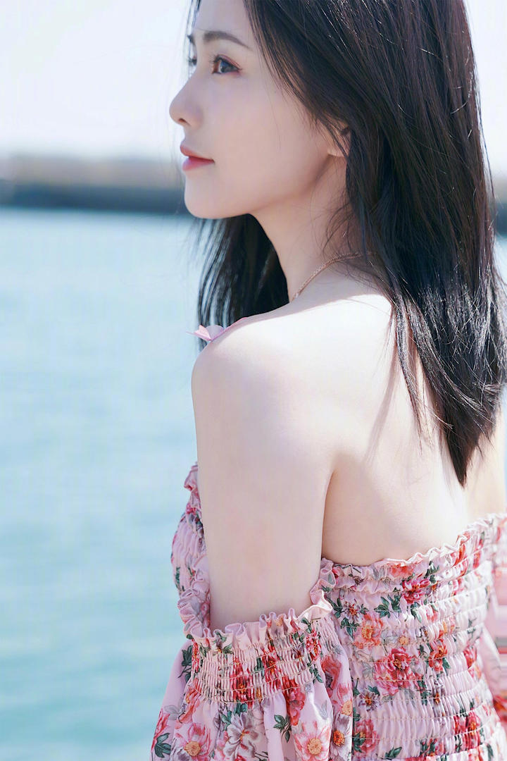 中国高清美女明星白鹿迷人香肩写真图片