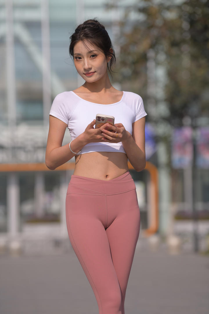 玩手机的紧身裤鲍沟美女模特性感图片