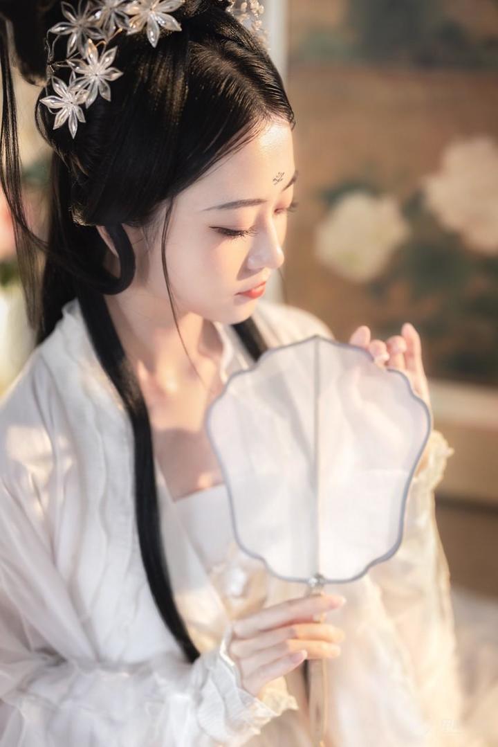 穿着白色汉服的古装美女写真图片