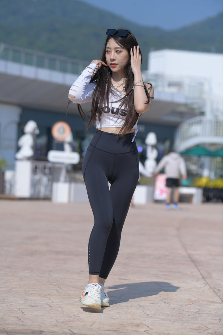 紧身瑜伽裤美女模特性感街拍图片大全