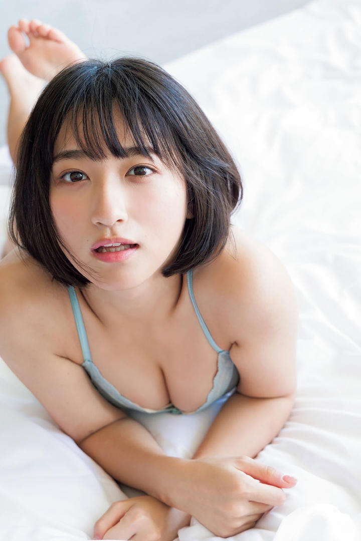 年轻短发尤物床上自拍