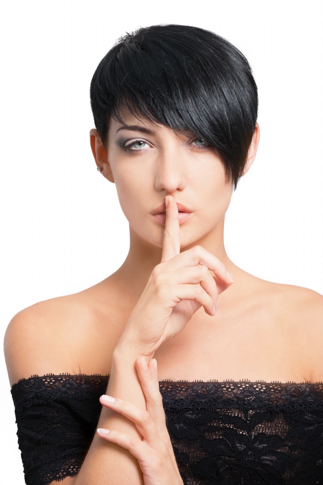 黑色蕾丝短发美女图片