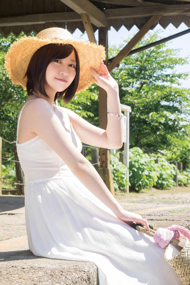 日本穿白裙子的青春美少女图片