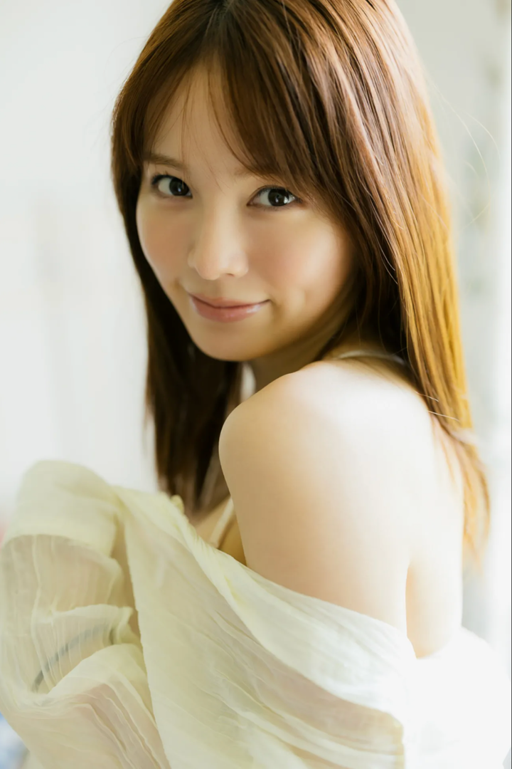 日本成熟美女白嫩香肩性感图片