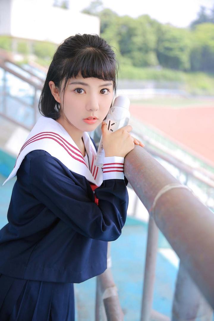 穿校服的清纯美少女高清图片
