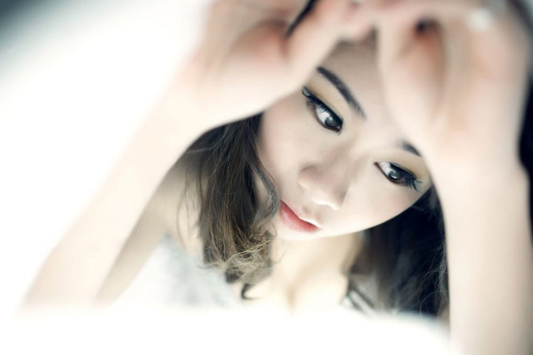 躲在被窝里的慵懒少女