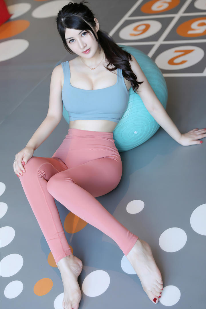 做瑜伽的大胸紧身裤美女高清国产美女壁纸网站