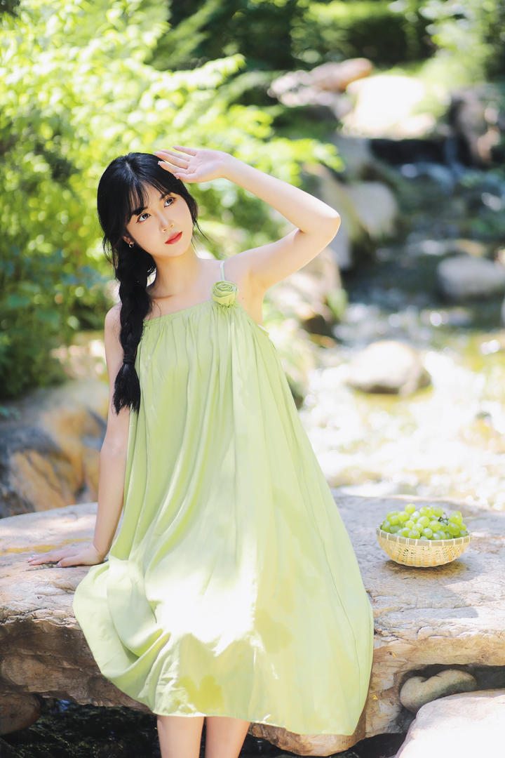 夏日清纯少女小溪边戏水高清图片
