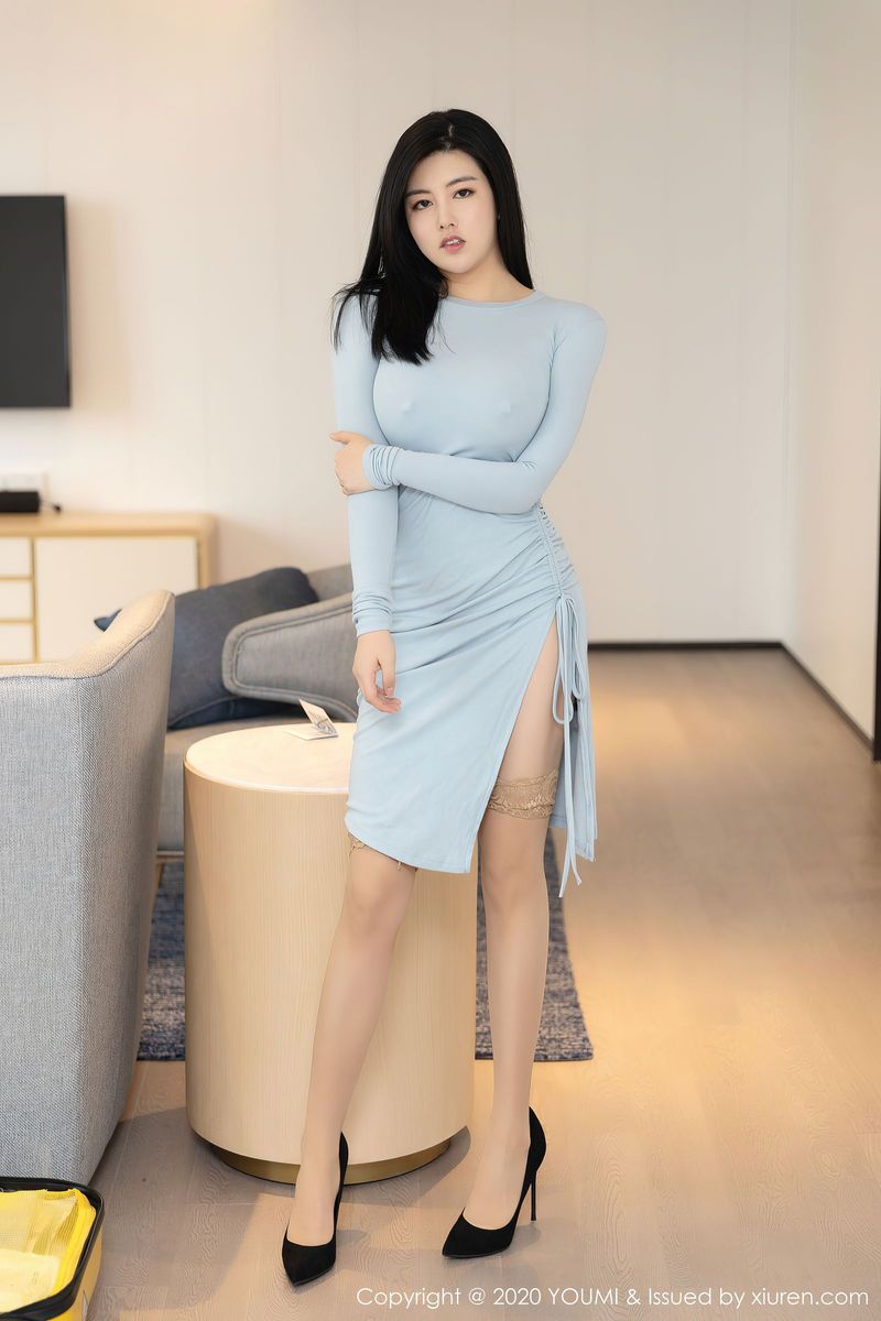 尤蜜荟性感女神娜露Selena薄透礼裙丝袜美腿丰腴身躯写真