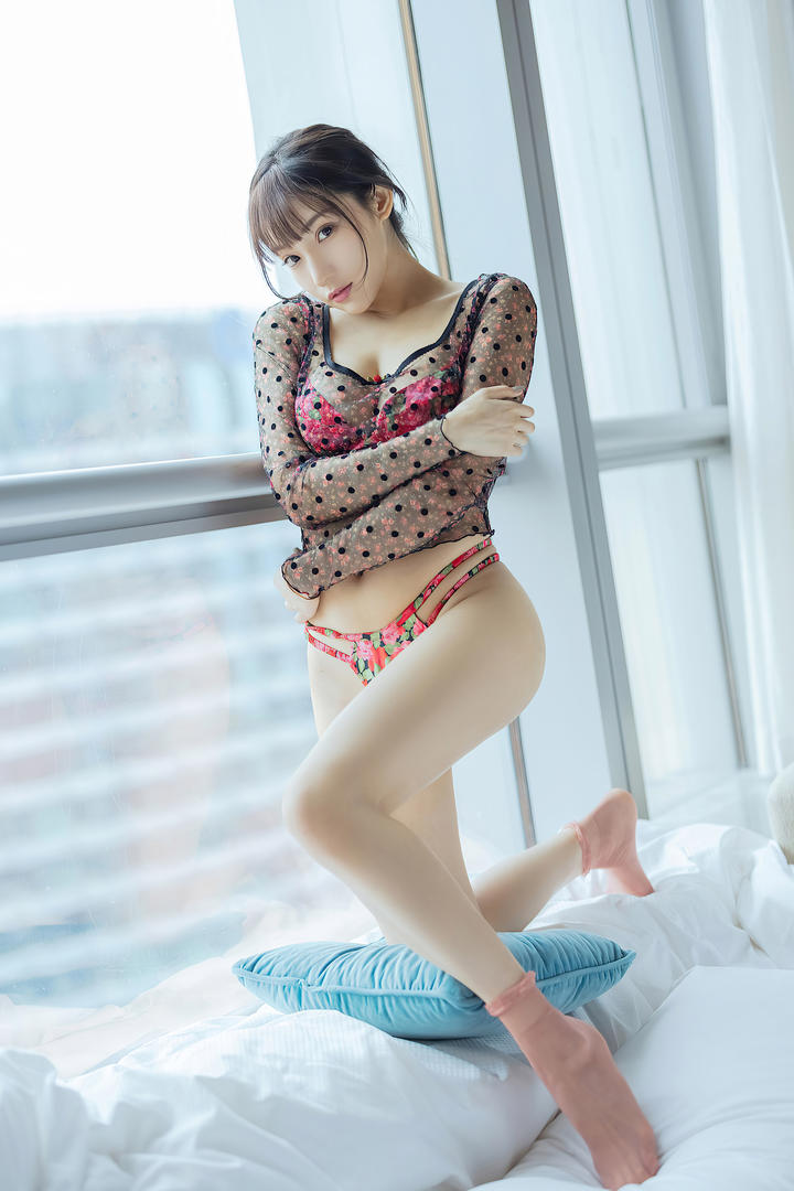 穿丁字裤的性感美女高清无码写真套图