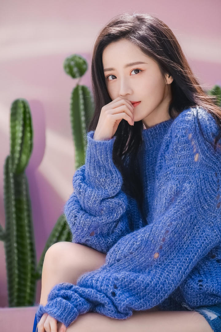 甜美女生王艺瑾蓝色毛衣写真图片