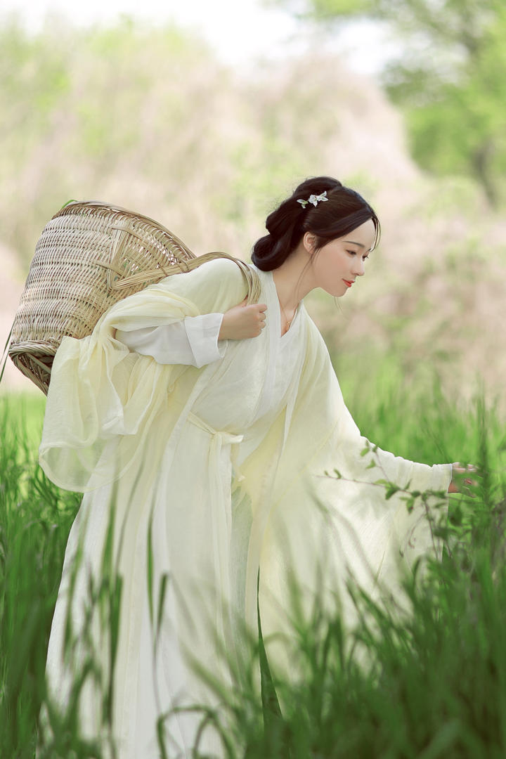 采草药的清纯古典美女艺术照图片
