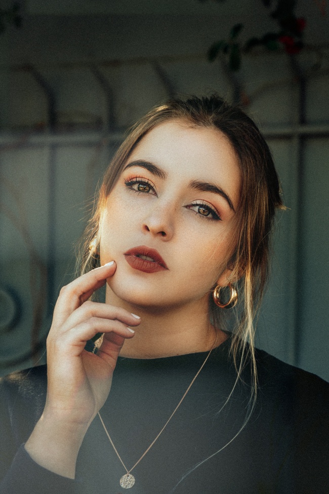 欧美精致妆容美女写真图片