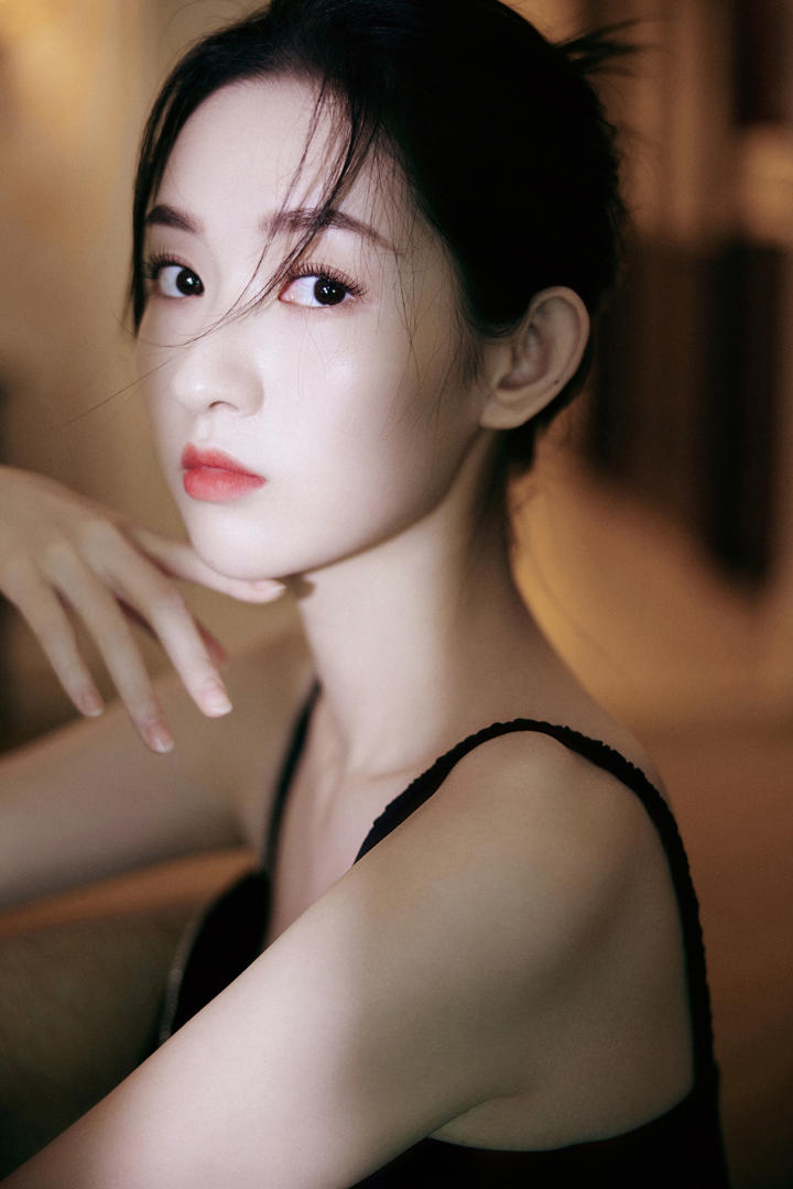 大眼睛的清纯美女头像高清图片下载