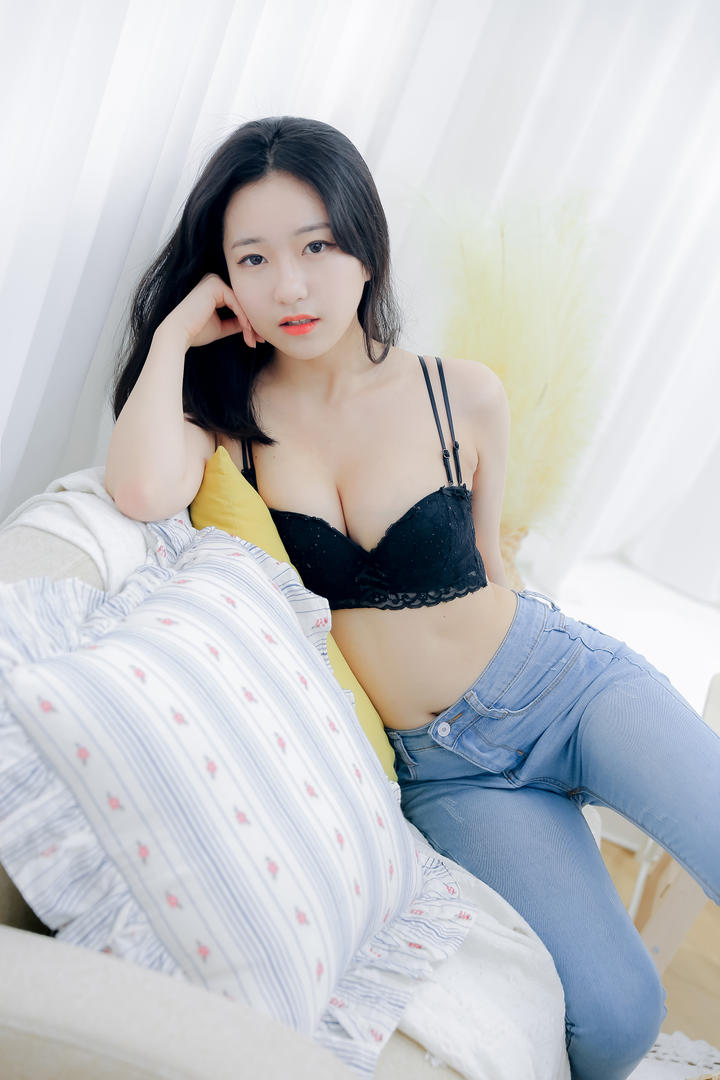 中国小姐姐的卧室日常，牛仔裤+黑色内衣の慵懒风写真合集
