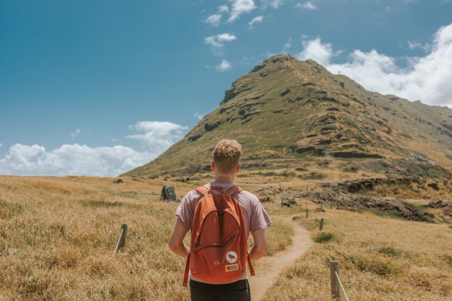 帅哥户外登山旅行图片