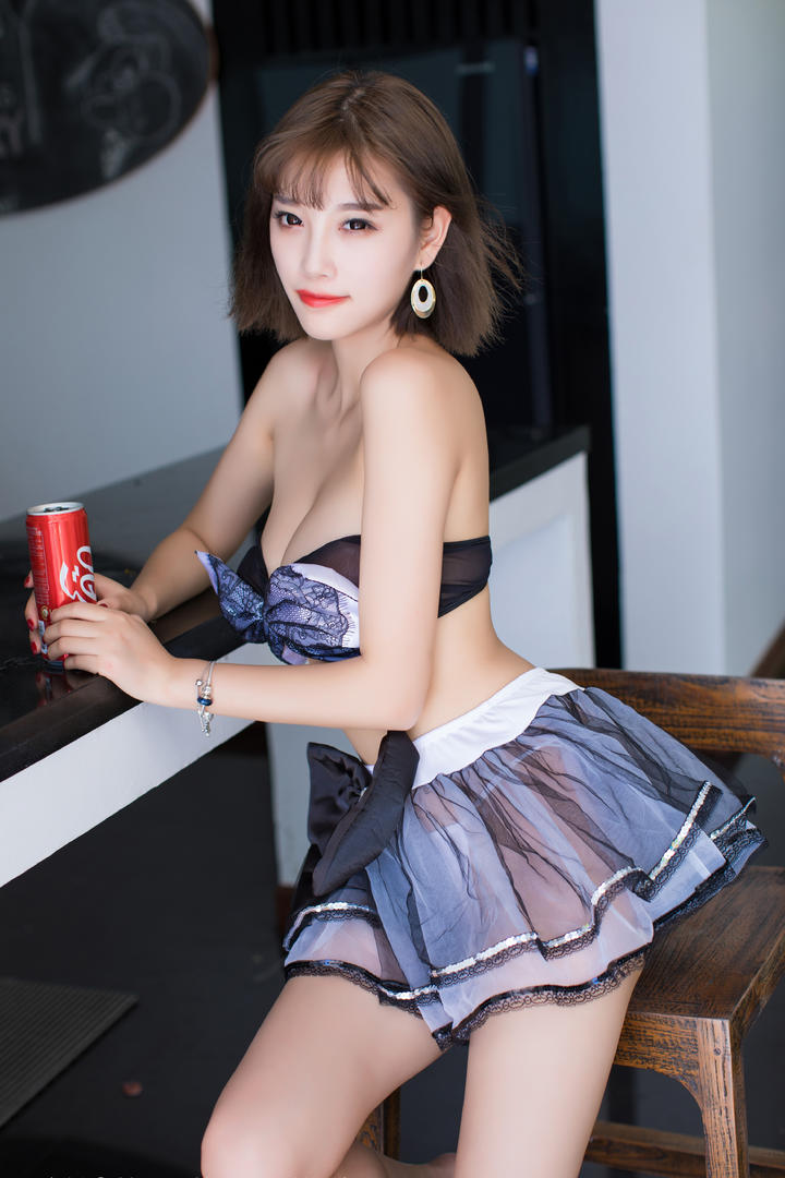 喝可乐的高清短发清纯女神写真