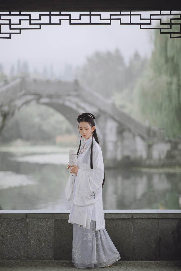 站在湖边看书的高清古装美女图片