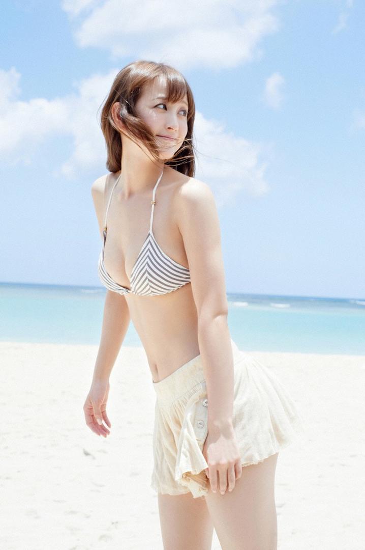 沙滩上的超清性感比基尼美女摄影图片
