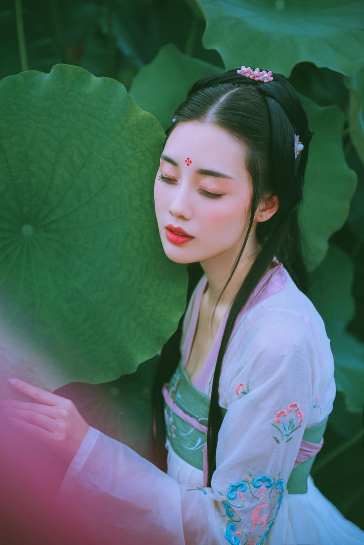 荷叶边的古装美女图片