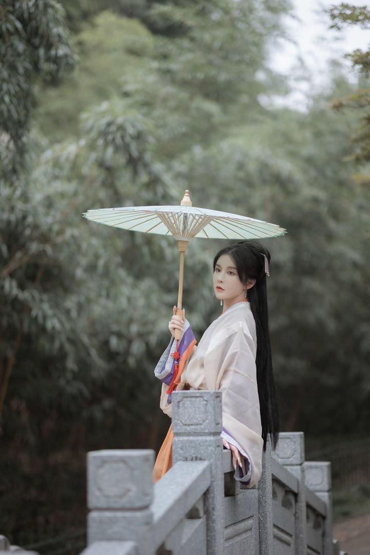 小桥上的古典美女艺术写真图片