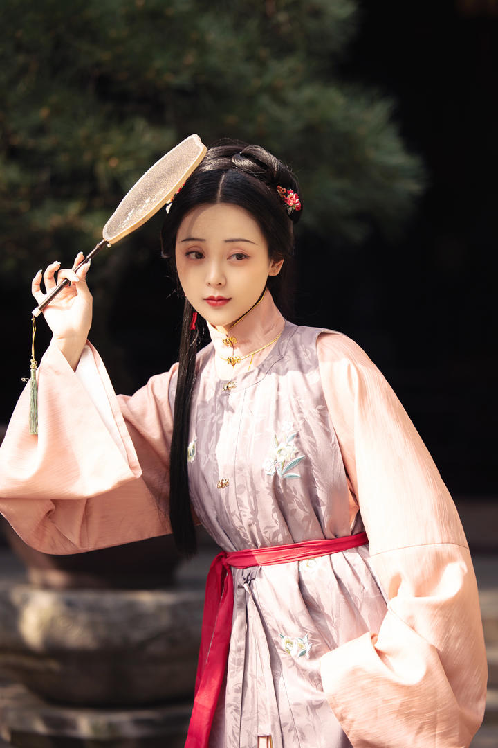 拿着扇子的高清古装美女煜月写真图片