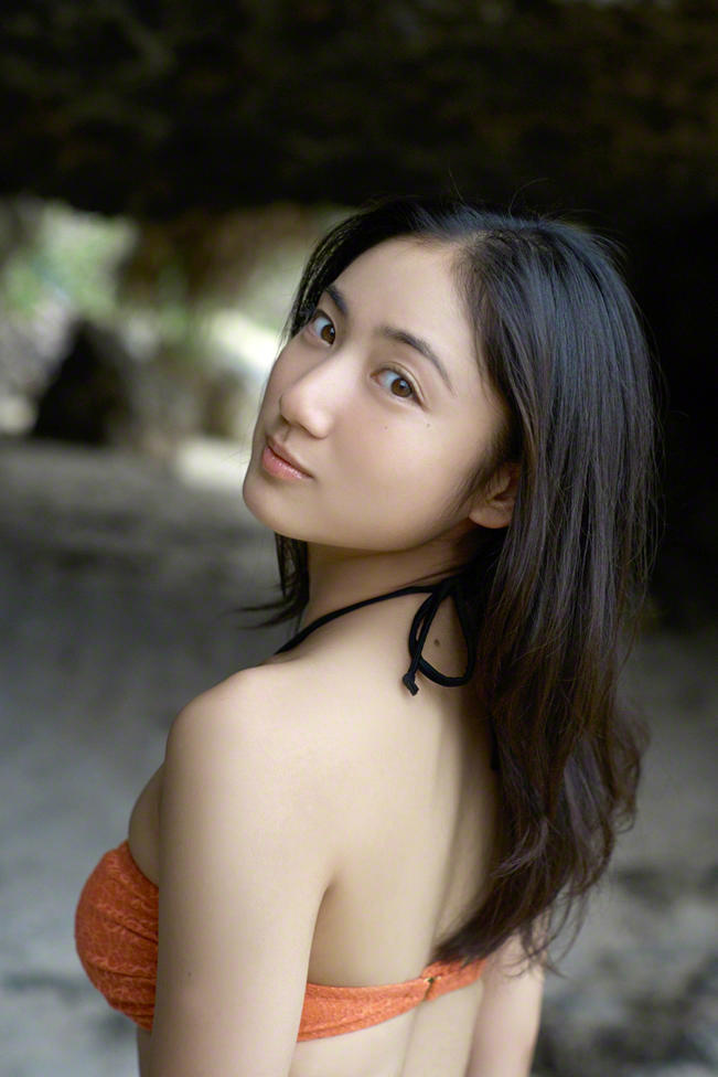 回头的高清日本清纯女生写真图片