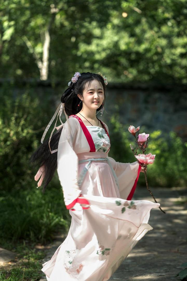 唯美古装美女户外摄影写真图片