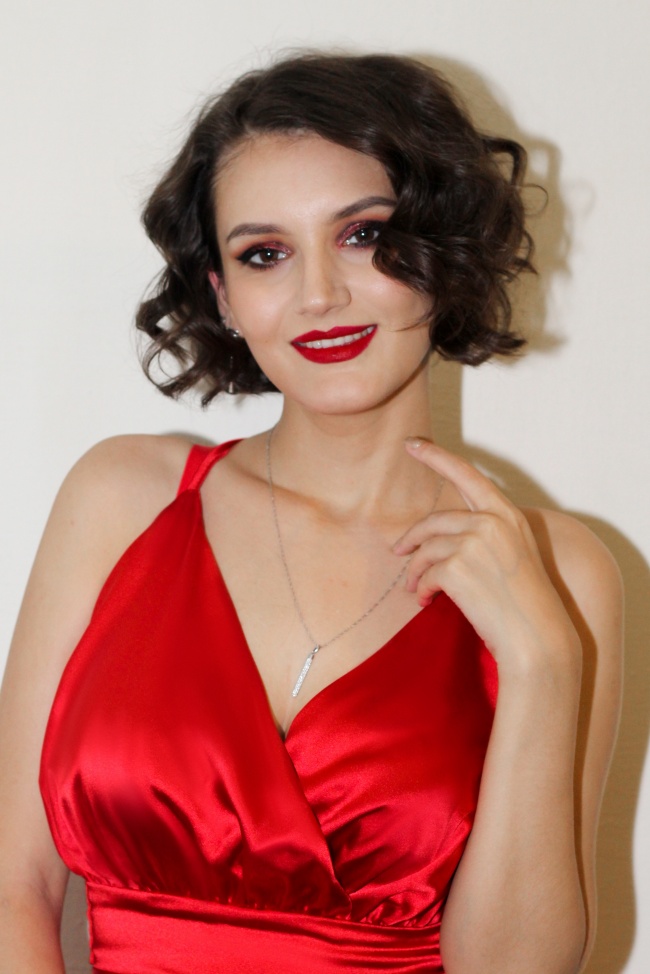 欧美红色晚礼服美女图片