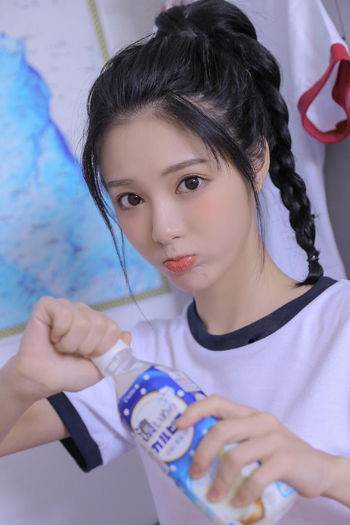 喝饮料的极品清纯美女写真