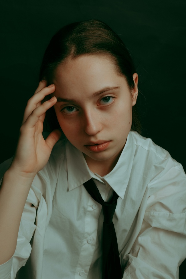 白色衬衫领带美女写真图片