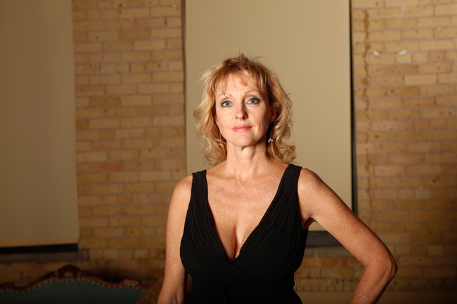 欧美深V小黑裙性感美女图片