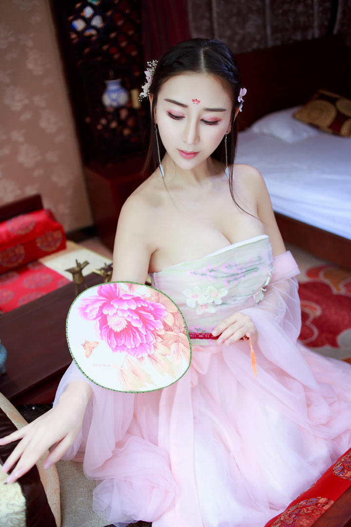 坐在地上的极品古装女神写真