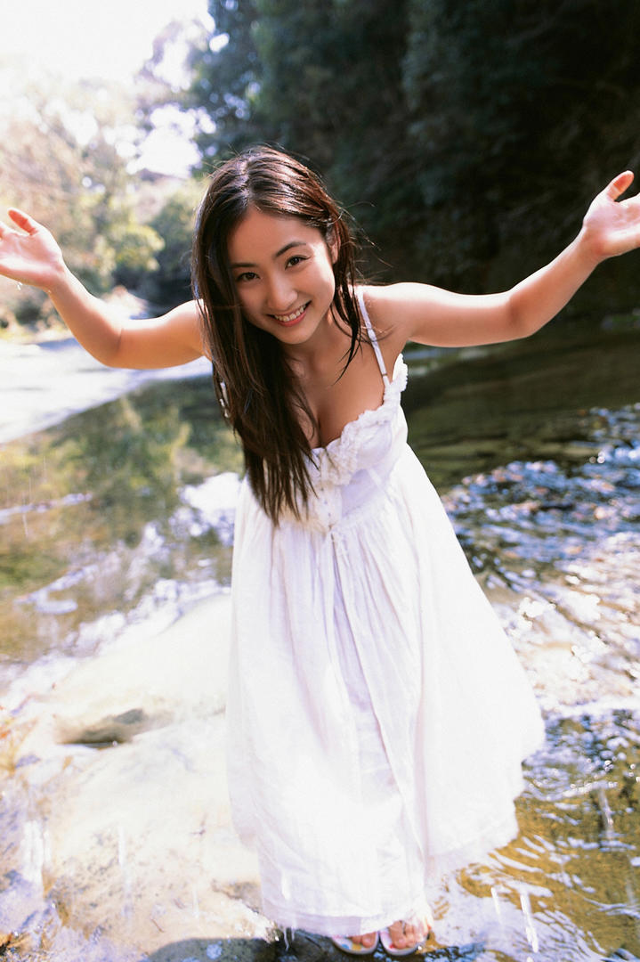 白月光般的日本清纯美女户外写真图片