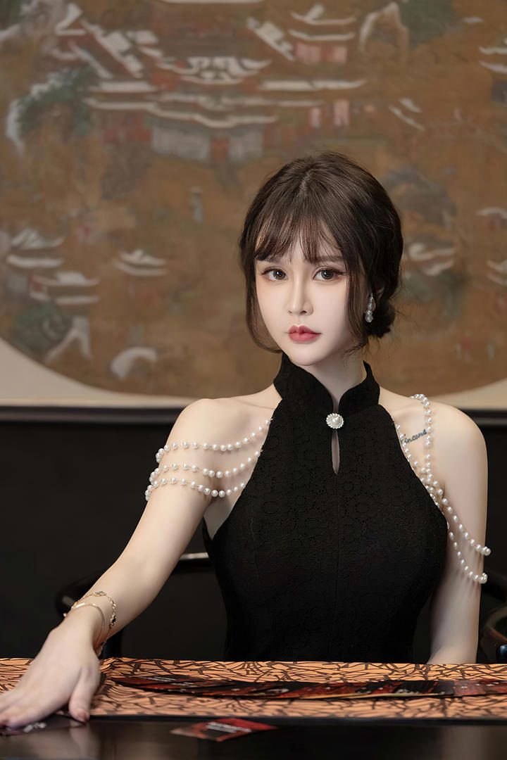 性感漂亮的美女荷官在线发牌图片