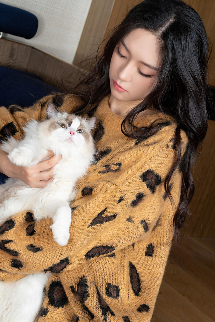 抱着猫咪的116极品美女女生写真套图下载