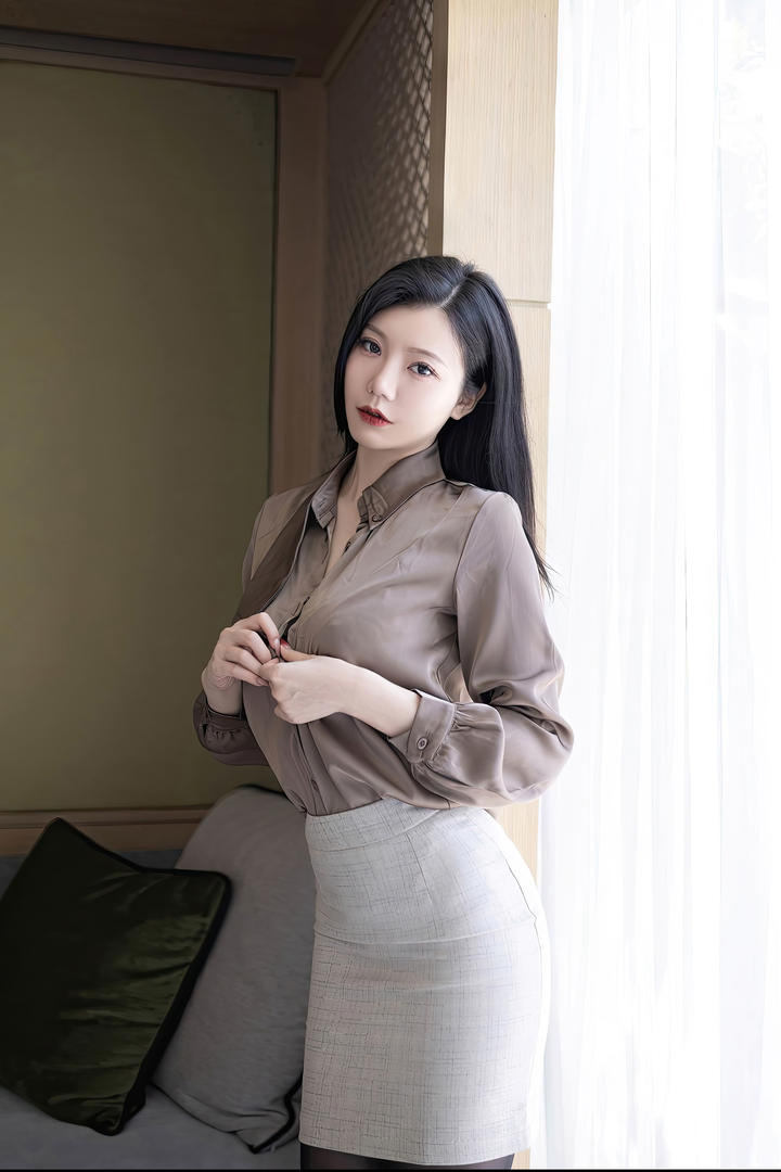 前凸后翘的极品美女秘书安然酒店大尺度自拍图片