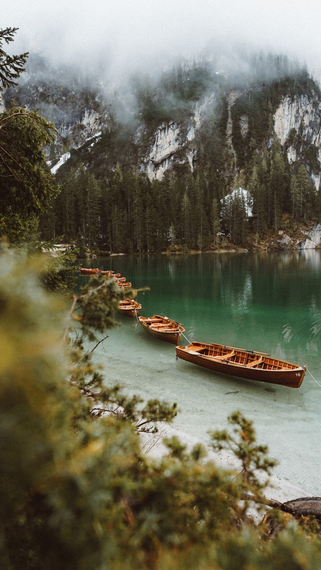 山水湖泊船舶风景图片