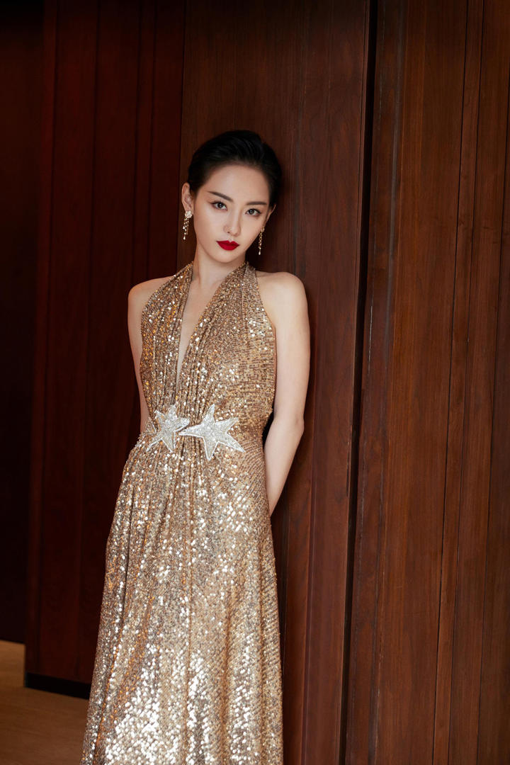 气质优雅的中国美女明星张嘉倪流纱长裙写真图片