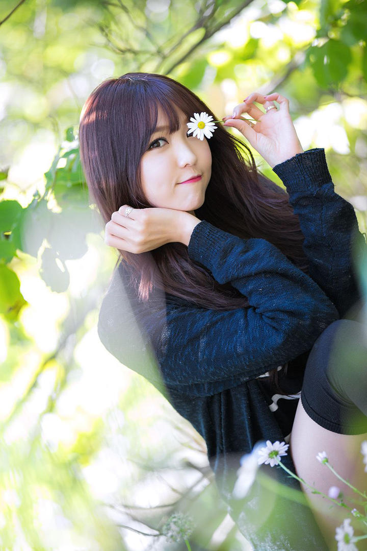 长相清纯的韩国美女户外写真图片