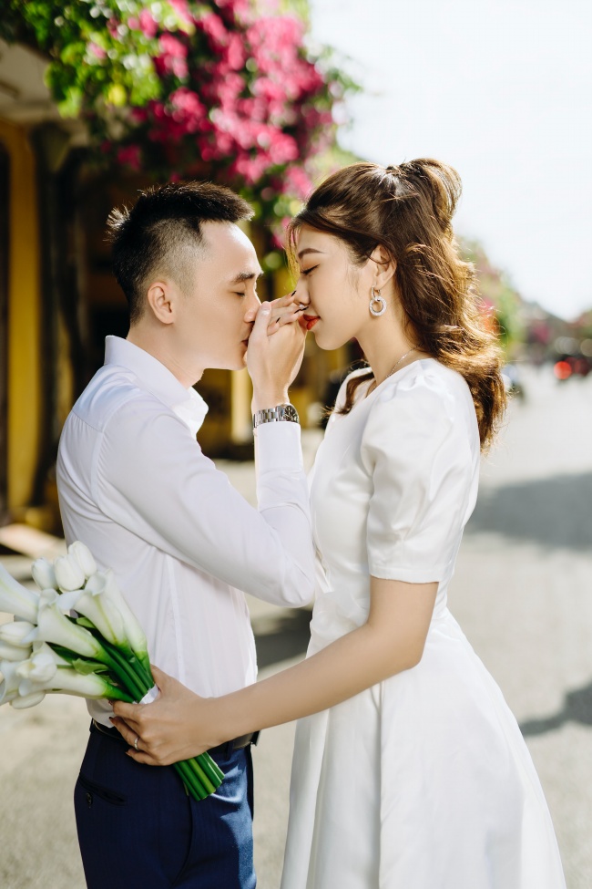 情侣拍写真亲吻手图片