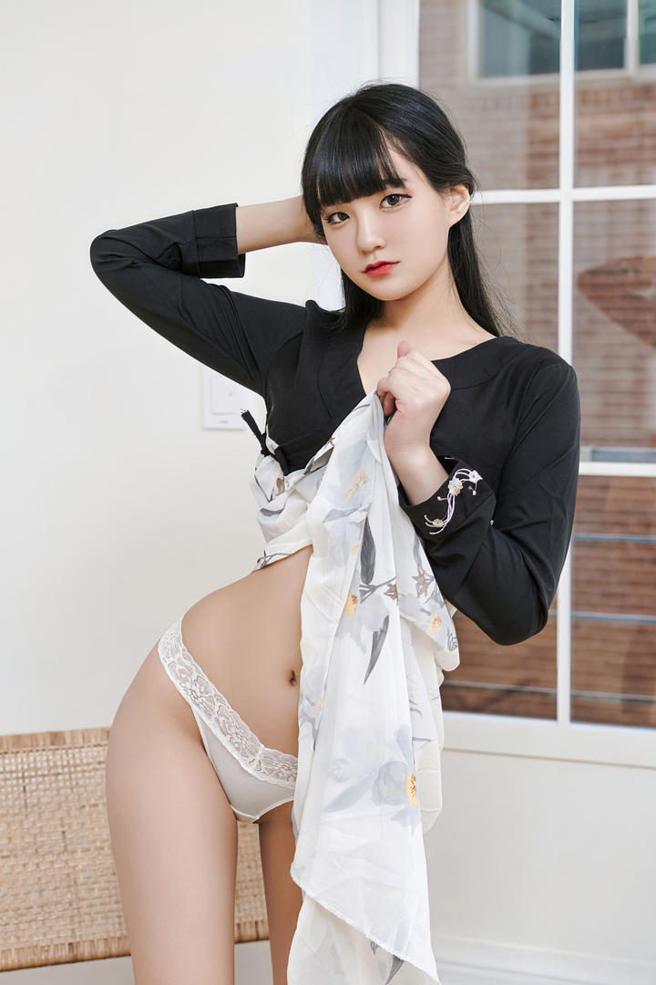 日韩精品国产一区二区在线看性感蛮腰美女蕾丝内裤图片